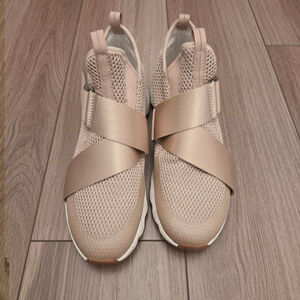 Sorel Kinetic Sneak Knit Sneaker with Scalloped Sole and Stretch Straps size 9